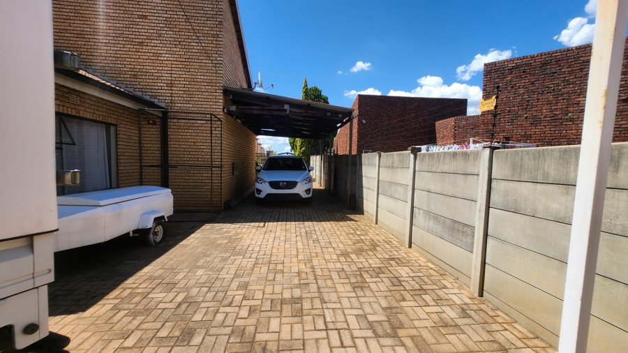 4 Bedroom Property for Sale in Flamwood North West